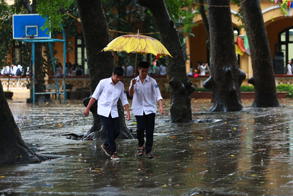 Hà Nội Học sinh đội mưa khai giảng năm học mới