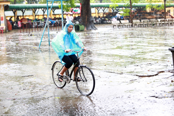 Hà Nội Học sinh đội mưa khai giảng năm học mới