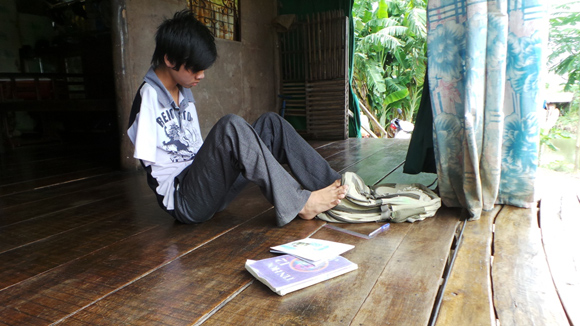 Cảm phục nghị lực phi thường tân sinh viên không tay