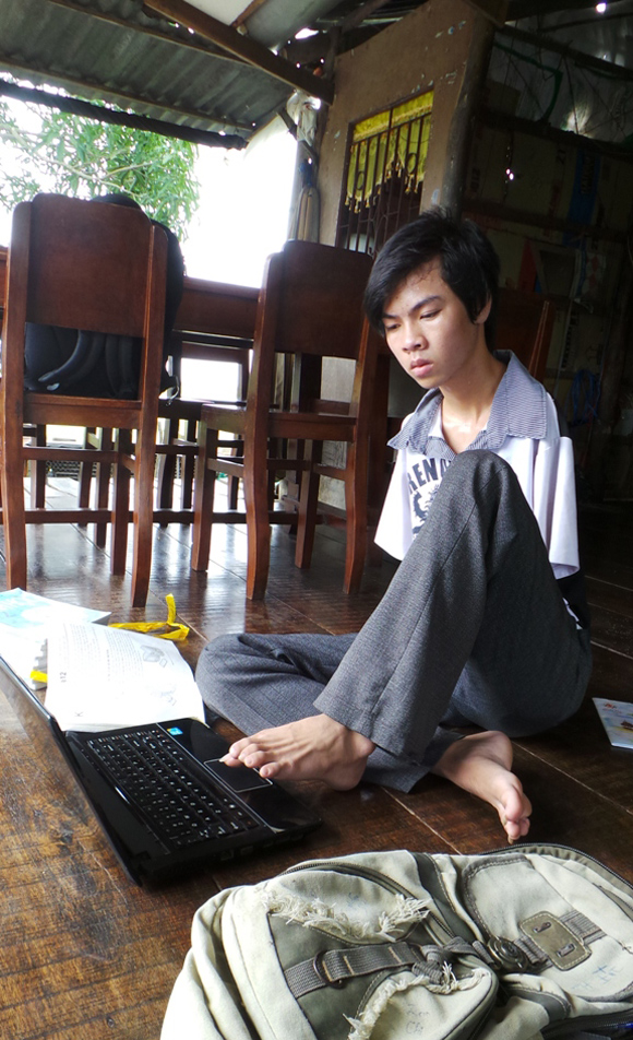 Cảm phục nghị lực phi thường tân sinh viên không tay