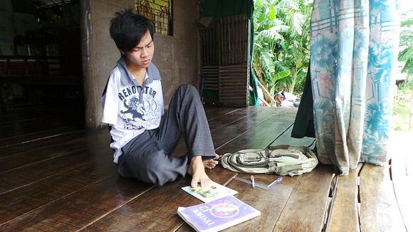 Nghị lực phi thường của chàng tân sinh viên không tay