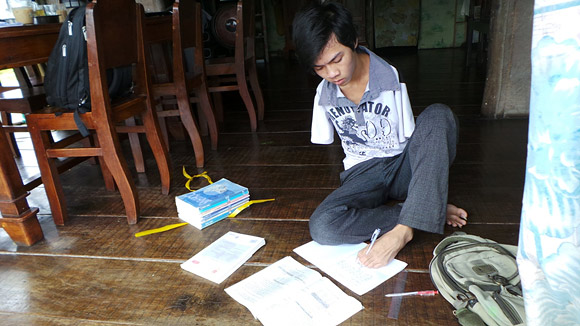 Nghị lực phi thường của chàng tân sinh viên không tay