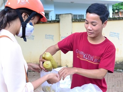 Thu khoa ban hang rong kiem tien nhap hoc