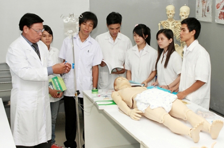Đang thừa nhiều nhân lực ngành dược, điều dưỡng, y sĩ.
