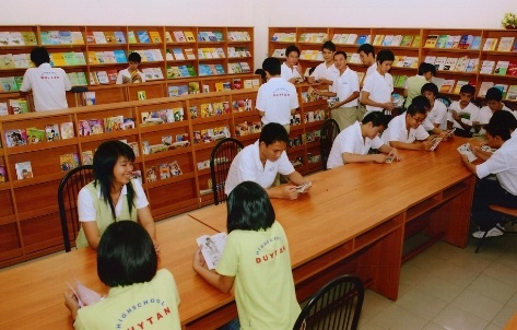 Sinh viên tham khảo tài liệu tạo Thư viện ĐH Duy Tân  (Đà Nẵng)