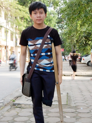 Chinh phuc uoc mo do 2 truong dai hoc cua chang trai mot chan