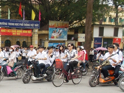 Tan học, nhiều học sinh Trường THPT Việt Đức đi xe đạp điện nhưng không MBH. ảnh: Anh Trọng
