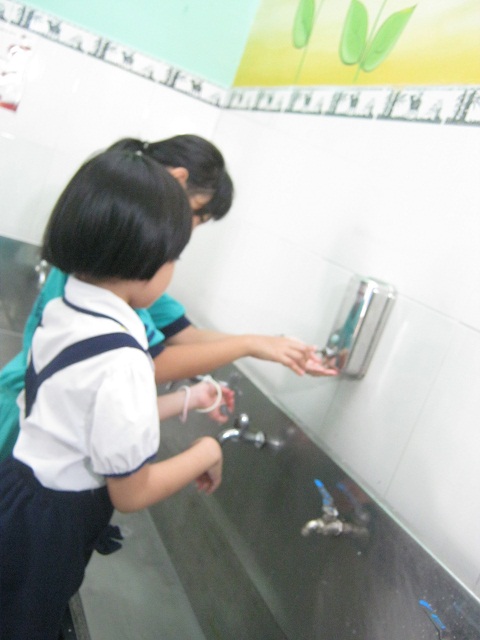 Trường học khang trang, môi trường vệ sinh sạch sẽ là một trong những điều kiện tiên quyết bảo đảm sức khỏe của giáo viên và học sinh