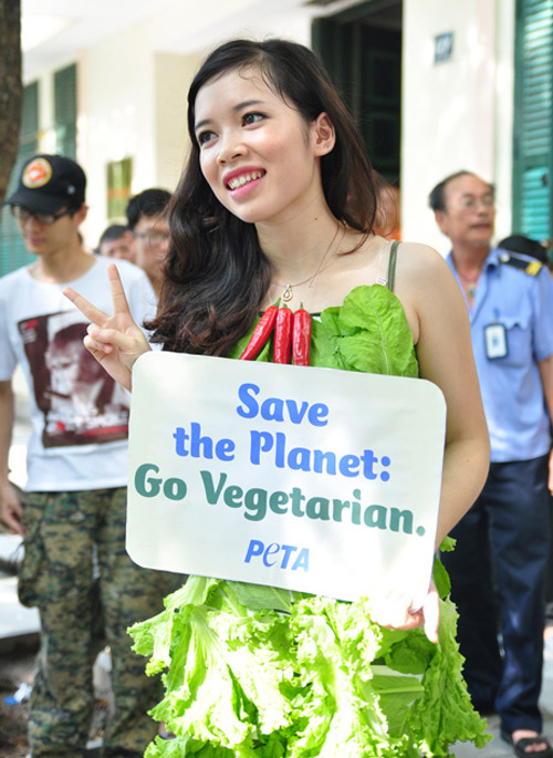 Những nữ sinh diện váy rau diếp kêu gọi bảo vệ môi trường