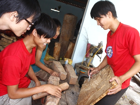 Gap chang trai lam giau tu doi tay vang