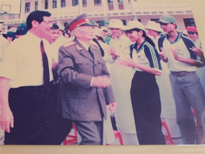 Đại tướng Võ Nguyên Giáp về thăm trường PTTH chuyên Quảng Bình năm 2002.