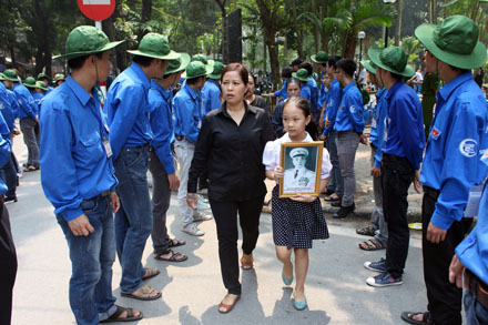 Mọi lực lượng đều cố gắng để trong 30 phút có nhiều người được vào viếng Đại tướng nhất.