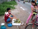 Gặp chàng sinh viên bán trái cây dạo để đi học