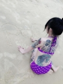 Choáng với hot girl diện bikini khoe hình xăm trổ trên bãi biển