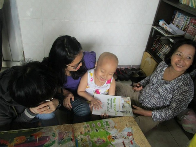 Bé Anh Thư (4 tuổi, bị ung thư máu) thích thú khi được các anh chị kể chuyện