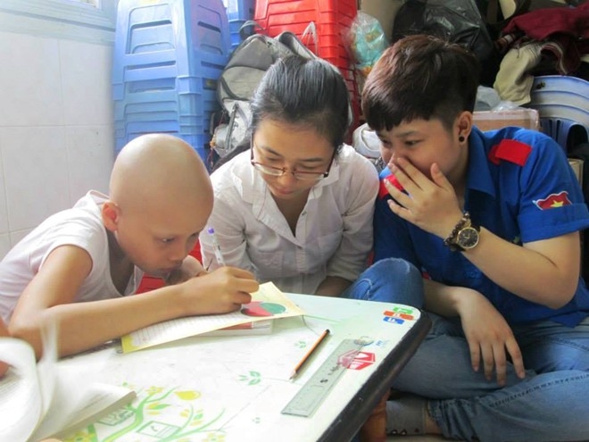 Các sinh viên tình nguyện cùng cô Kim Phấn dạy chữ và các phép tính cộng trừ nhân chia cho các em