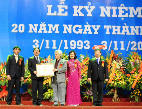 GS Phạm Tất Dong - phó Chủ tịch Hội Khuyến học Việt Nam trao bằng khen đến Viện ĐH Mở Hà Nội.
