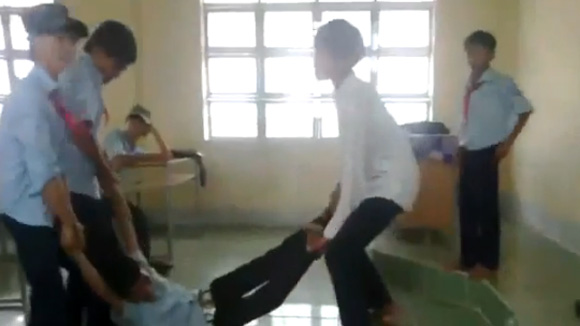 Hoảng hồn với trò nhảy dây bằng người của học sinh