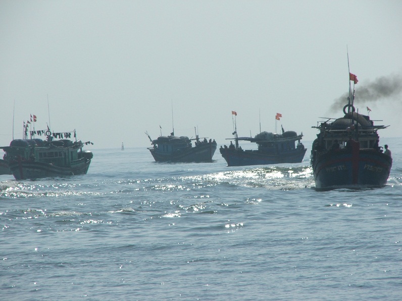 Tàu cá ngư dân tỉnh Phú Yên đang vào nơi neo đầu an toàn (ảnh Nhạn Sơn)