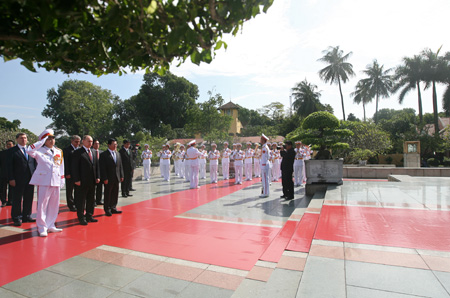 Phút mặc niệm các Anh hùng liệt sĩ tại Đài tưởng niệm.