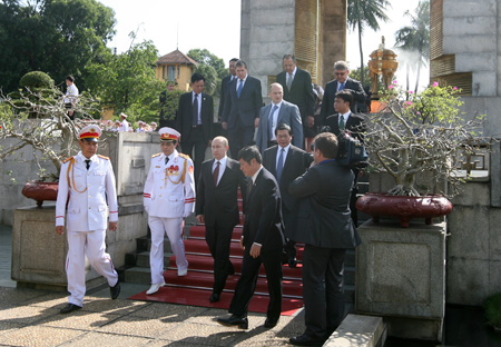 Sau đó Tổng thống Nga Putin đến viếng tại Lăng Chủ tịch Hồ Chí Minh.