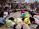 Giới trẻ Nhật cuồng thần tượng đến mức quỳ lạy ảnh