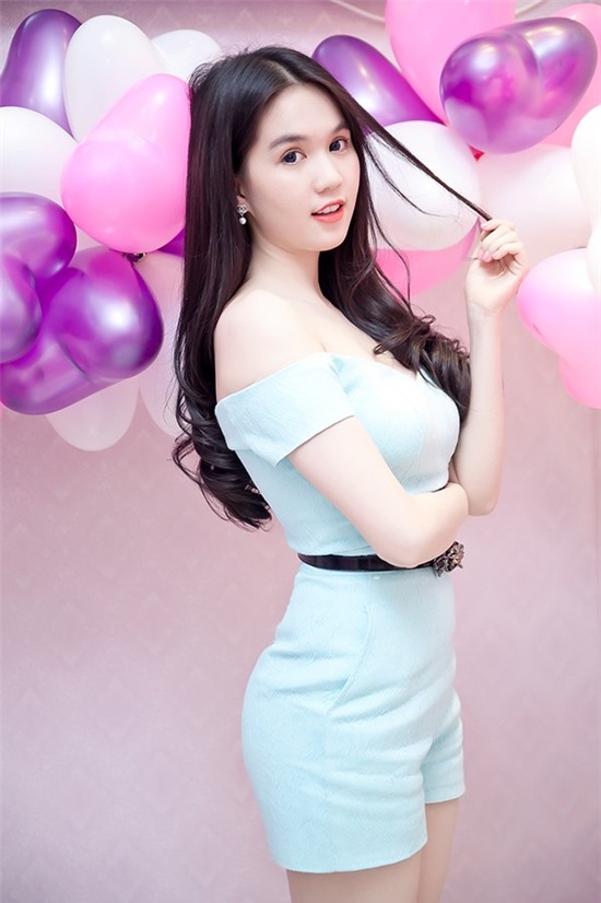Về những phát ngôn ngô nghê đến nực cười thì trong showbiz Việt, không ai có thể “cạnh tranh” với Ngọc Trinh. Một trong số những câu nói “thật như đếm” nhưng nghe thì lại khá “buồn cười” của Ngọc Trinh là: “Cái gì cũng có 2 mặt: Tình yêu và tiền, yêu mà không có tiền thì cạp đất mà ăn à?”