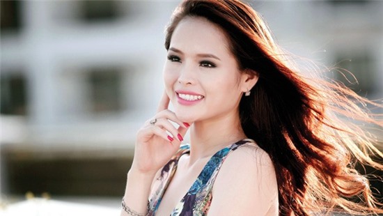 Để chứng minh mình không chạy đua theo đồ hiệu, Hoa khôi thể thao 2012 Lại Hương Thảo  trả lời hồn nhiên: “Hiện trên người tôi toàn đồ Trung Quốc hết”. Câu nói quá thật thà  của Hương Thảo đã khiến người đọc chỉ biết lắc đầu, cười trừ về độ ngô nghê của cô.