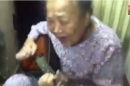 Video cụ bà gần 80 đánh đàn điêu luyện hát \