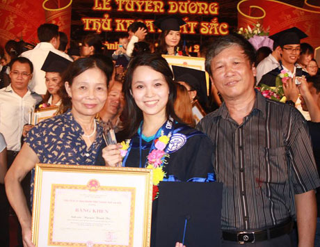 Thanh Thư được Thành đoàn Hà Nội vinh danh gương Thủ khoa xuất sắc năm 2013