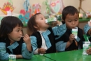 Học sinh nghèo được uống sữa miễn phí hai tháng