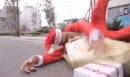 Cười nghiêng ngả với clip ông già Noel bị cướp quà tặng Giáng sinh