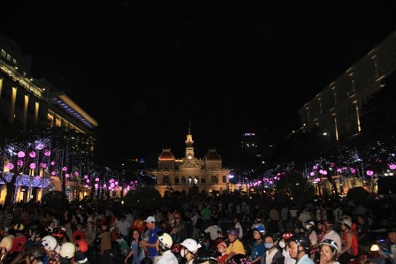 Rất đông người dân vui chơi tại tượng Đài Bác Hồ trước UBND thành phố