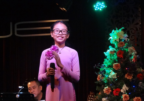 Phuong My Chi hat cung co Ut trong tinh khuc que huong