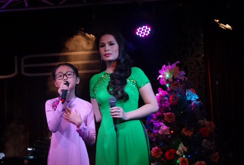 Phuong My Chi hat cung co Ut trong tinh khuc que huong