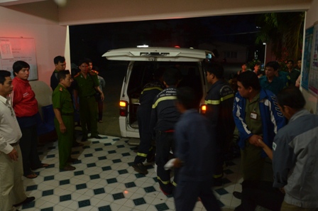 Thi thể nạn nhân thứ 6 được chuyển về nhà xác bệnh viện huyện Cần Giờ