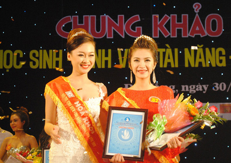 Nữ sinh ĐH Duy Tân tỏa sáng trong hội thi tài năng thanh lịch