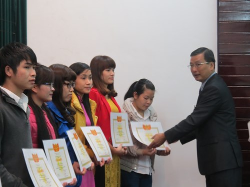 Ông Trương Qúy Tùng, Phó Giám đốc Đại học Huế trao bằng khen cho sinh viên xuất sắc
