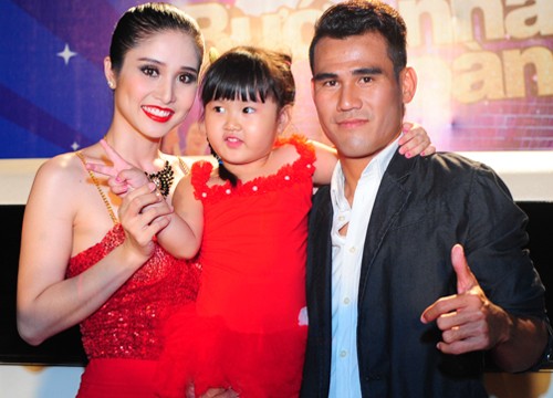 Vợ chồng Thanh Bình - Thảo Trang và con gái sum họp trong liveshow 1