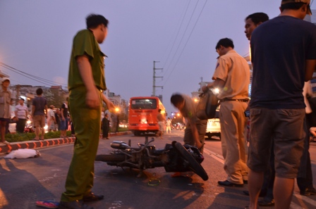 Hiện trường vụ tai nạn giữa xe máy và xe khách khiến một nữ sinh tử vong