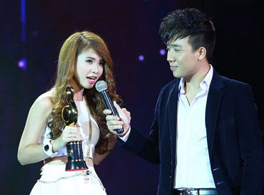 'Gửi cho anh' vượt qua ứng cử viên nặng ký là 'Nỗi buồn mẹ tôi' của Phương Mỹ Chi để giành giải 'MV của năm'.