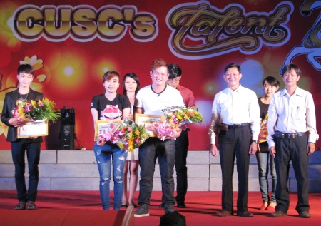 BTC trao giải nhất cho đội Icat và đội nhì Ticte (áo trắng cầm hoa, bên phải). 