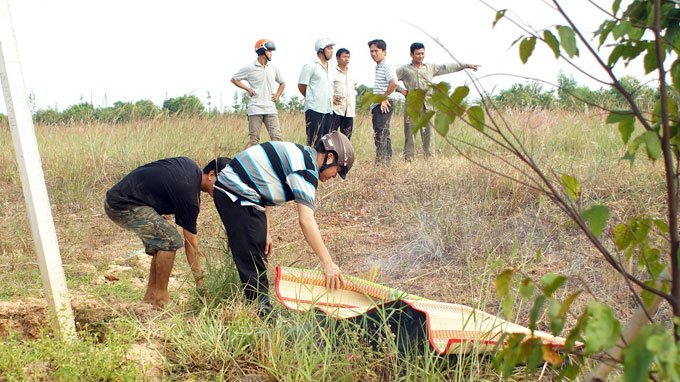 Thi the nam sinh lop 11 duoc phat hien ben ven duong