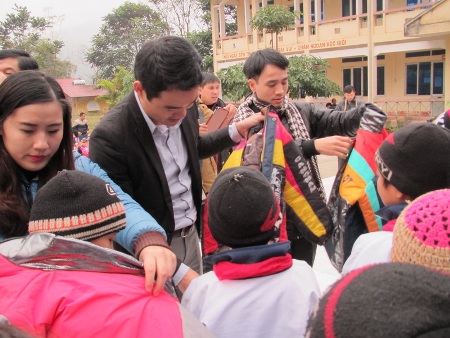 Sinh viên ĐH Mỏ - Địa chất tặng quà Tết học sinh nghèo vùng cao