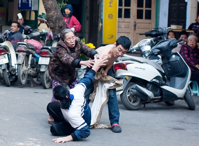 Thanh nien xam tro cam keo dam phu nu giua duong pho Ha Noi