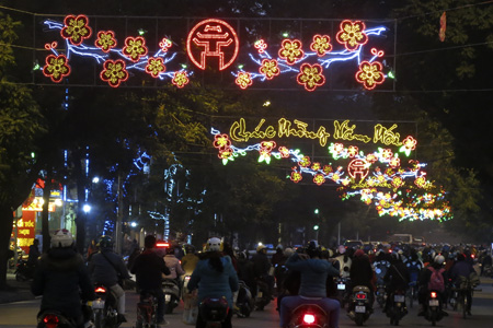 Phố Điện Biên Phủ sáng đèn màu dẫn đến Lăng Chủ tịch Hồ Chí Minh.