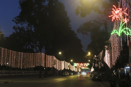 Phố Điện Biên Phủ sáng đèn màu dẫn đến Lăng Chủ tịch Hồ Chí Minh.