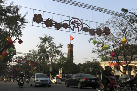 Biểu tượng Hà Nội cùng hoa trên phố Điện Biên Phủ.