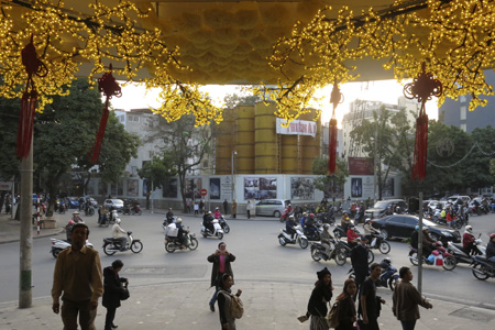 Những cành mai vàng bằng đèn điện tại một TTTM trên phố Hàng Bài.