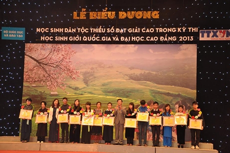 Le Bieu duong cac hoc sinh, sinh vien nguoi dan toc thieu so